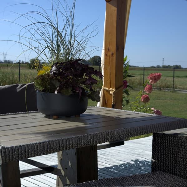 Sæt med terrakotta blomsterskåle på ben af genbrugsmateriale, sorte, 2 stk.