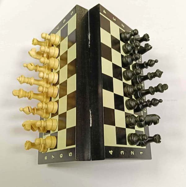 Mini sort magnetisk rejseskakspil 20x20cm
