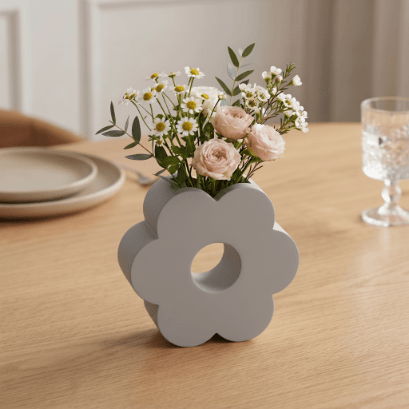 Grå dekorativ vas i form av en blomma, modern design