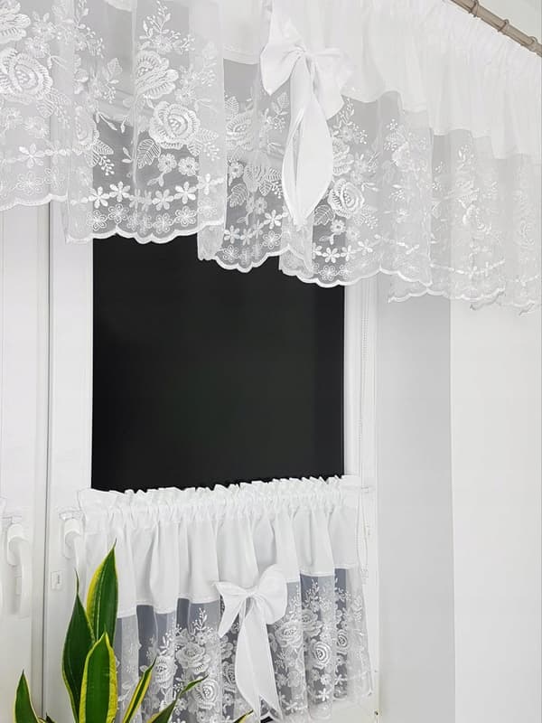 Köksgardiner med broderade rosor, set