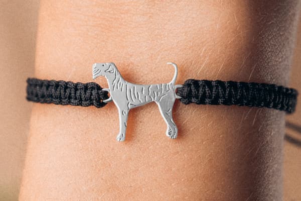 Sølv Airedale Terrier makrame armbånd