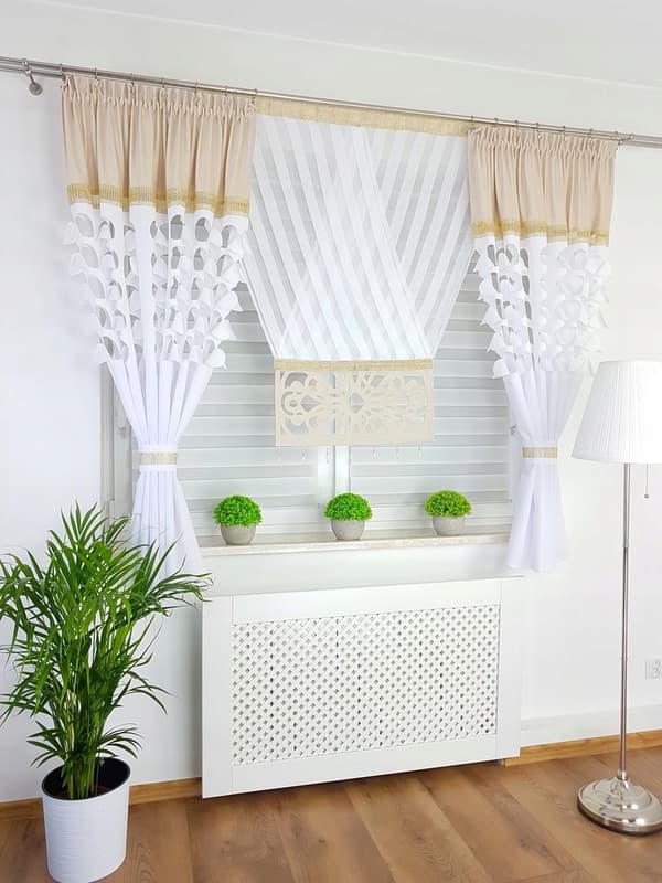 Dekorativ panel med gardiner - beige