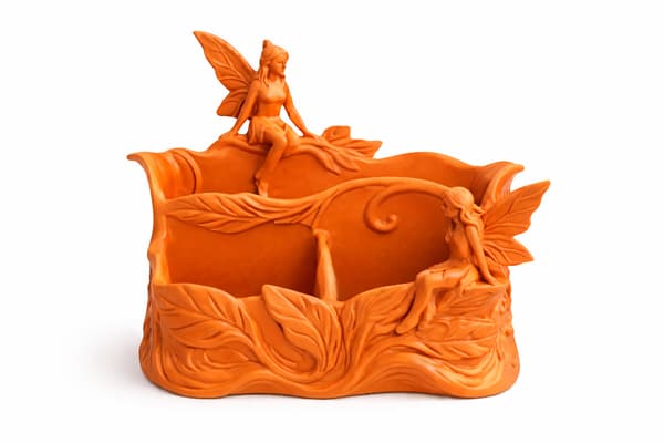Orange skrivebordsarrangør med et fe-motiv