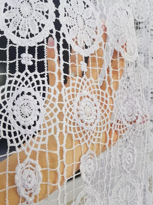 Guipuregardin med moderne accent 300x250cm