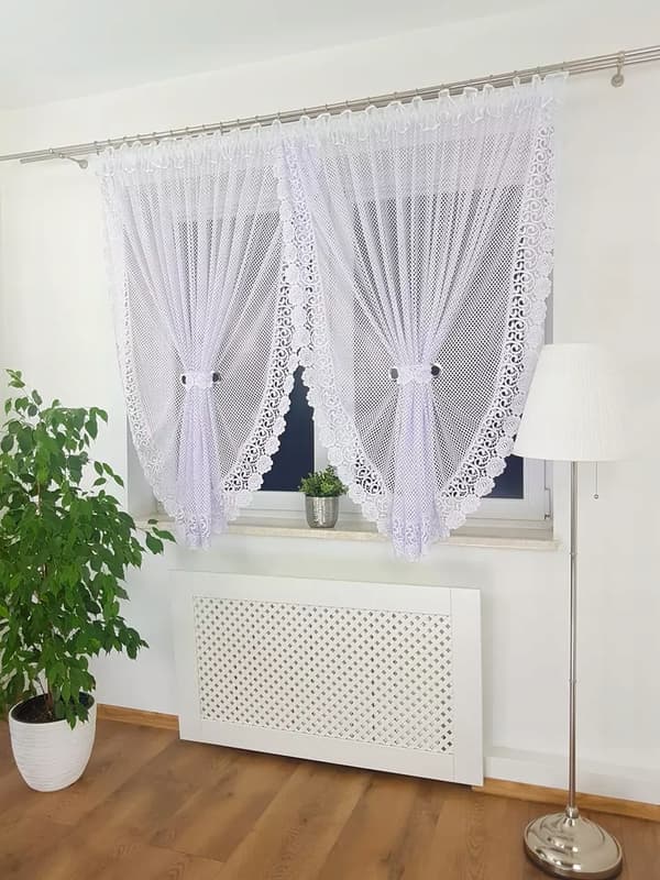 En gardin med två paneler dekorerad med spets