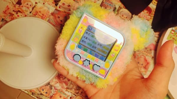 Tamagotchi Original Color Screen Electronic Pet Game Console - Engelsk version, Rolig Pet Development Toy
