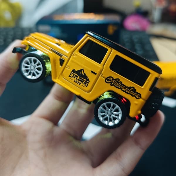 1:64 Speed ​​​​Mini terrängfjärrkontroll Billegering Cool belysning Stötdämpning Bordsdator Tävlingsleksak Liten present