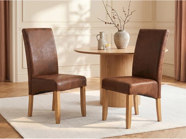 Vente-unique - Set med 2 stolar ljus trä och åldrad mikrofiber SANTOS