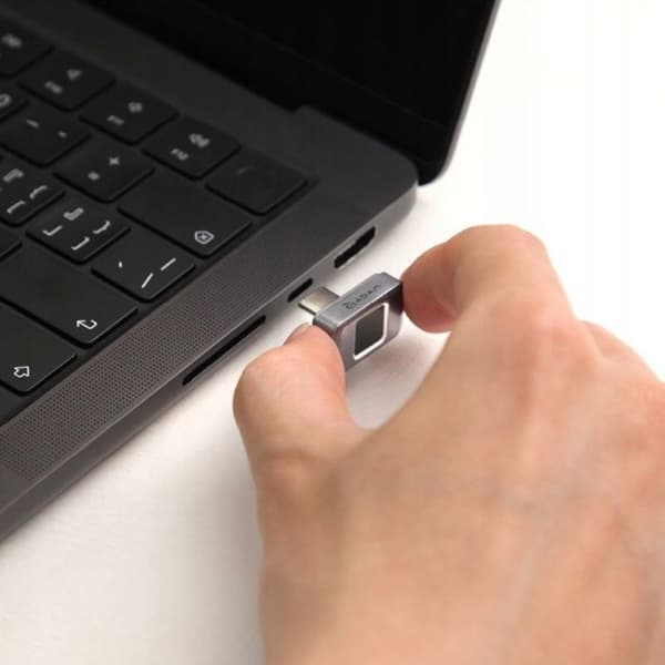 USB-minne Adam elements iKlips S Nano Touch - USB-C med fingeravtrycksläsare, SSD 256 Go, grå
