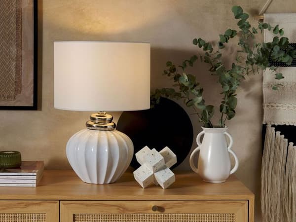 Modern vit nattduksbordslampa NERIS