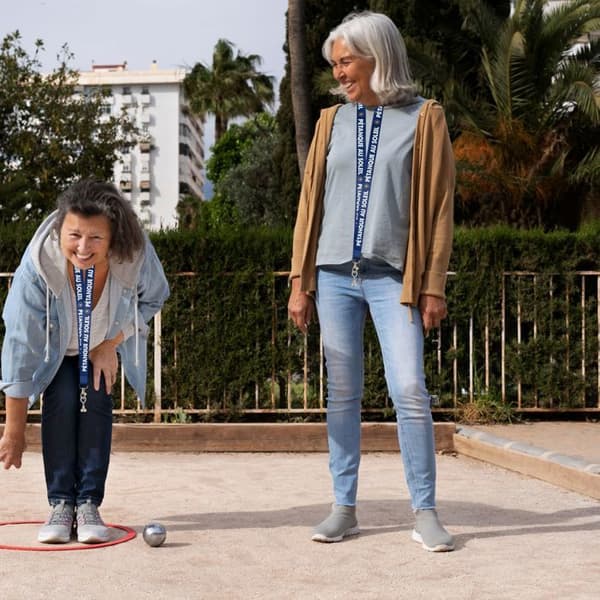Plocka upp magnetisk boule för pétanque i solen