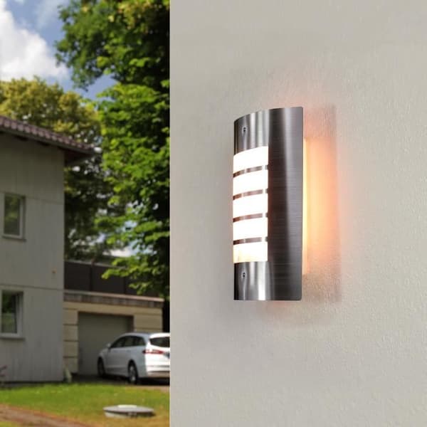 Modern vägglampa i stål IP44