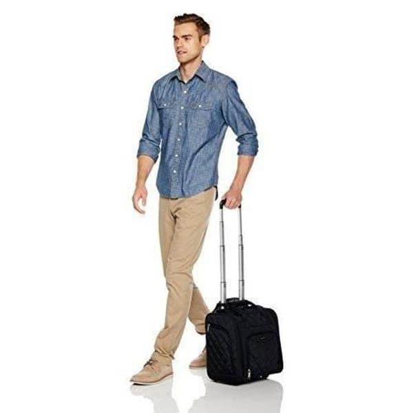 AmazonBasics kompakt svart vadderad kabinväska