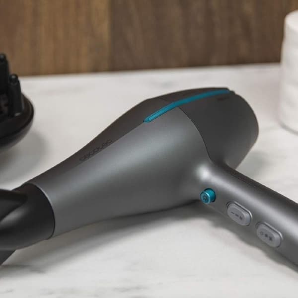 Cecotec Hårfön Bamba IoniCare 5300 Maxi Aura Black. Äkta jonisk teknologi med hög luftflöde.