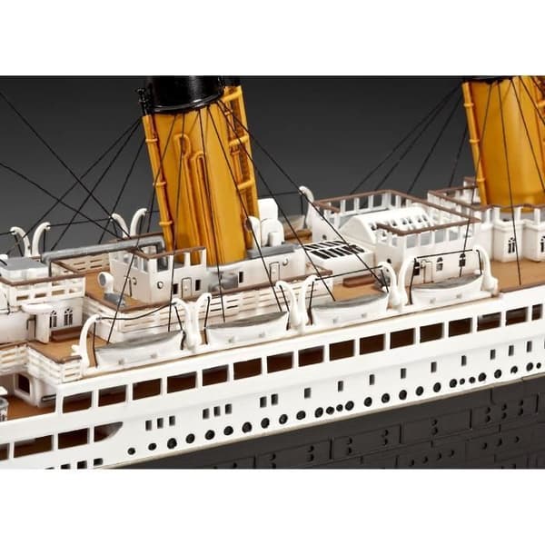 REVELL-modellen skickar 100 år av Titanic (Spec Edition 05715)
