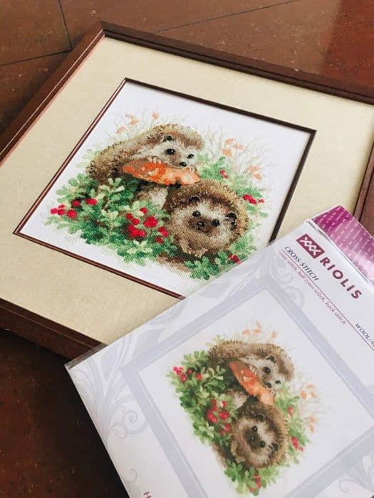 Broderikit korsstygn Riolis R1469 – Igelkottar (25 x 25 cm)