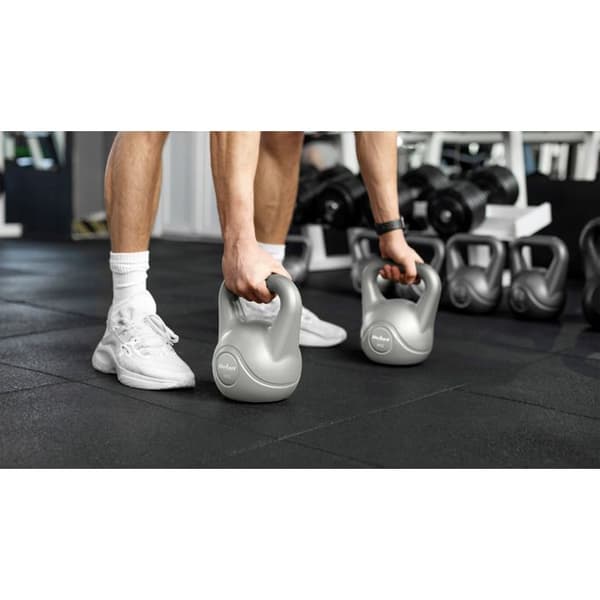Grå kettlebell på 2 kg, vikt för magövningar.