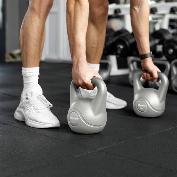 Grå kettlebell på 2 kg, vikt för magövningar.