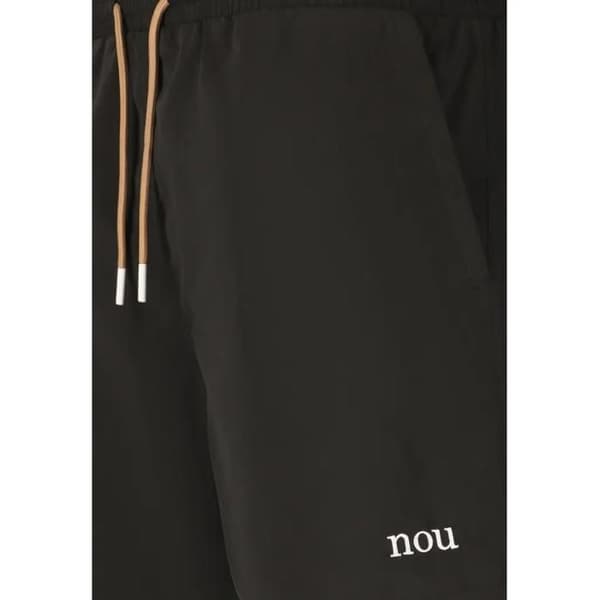Badshorts med Nou Veritas-logotyp