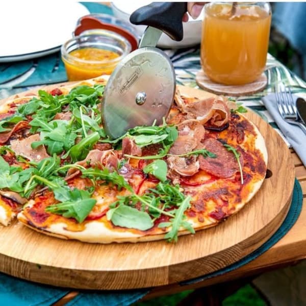 Ensemble med perforerad pizzaplåt och rullkniv - FACKELMANN PROFESIONAL - 32 cm