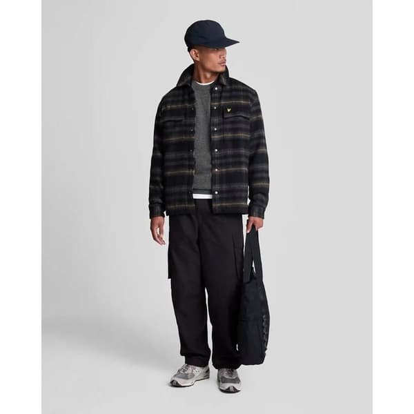 Rundhalsad tröja i lammull Lyle & Scott Blend