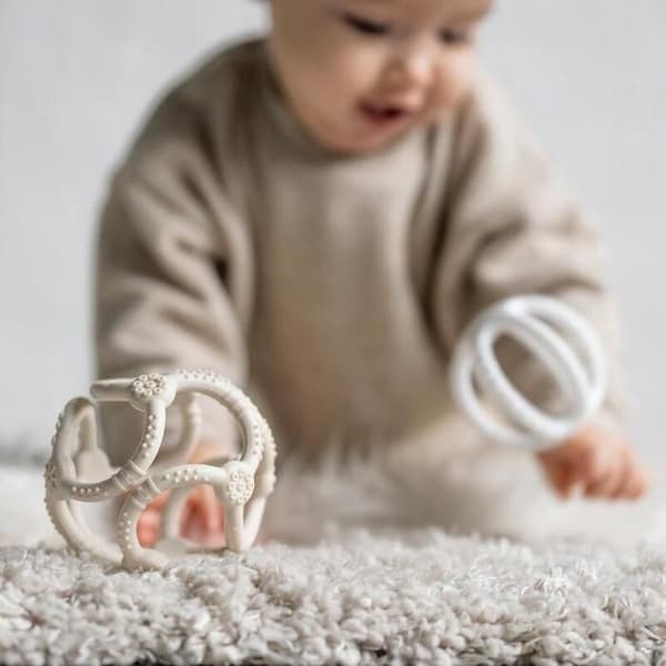 Set med 2 silikonbollar i beige och vitt