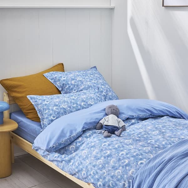 Barnkuddeöverdrag i tryckt percale av bomull, LILLA DRÖMMARE - ESSIX - 65 x 65 cm - Blå