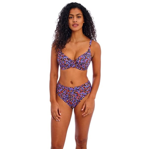 Bikinitopp dam Freya Santiago nights
