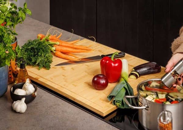 Skärbräda - HeRo24 - 1762 - Robust bambu - 56 x 50 cm - Halkfri