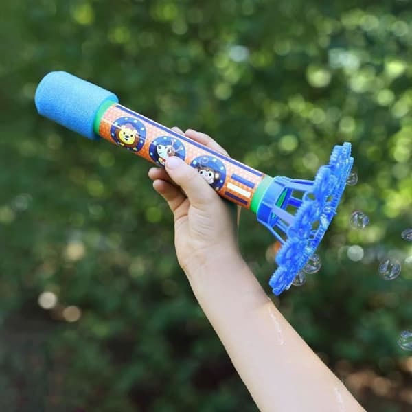 Raket och spår av bubblor