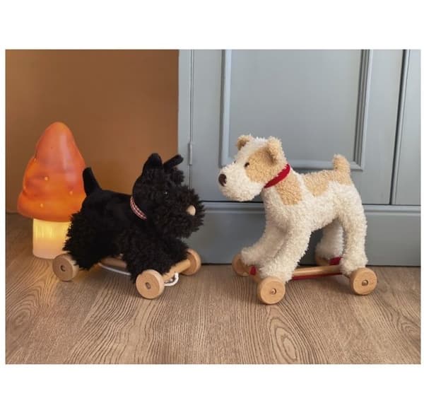 Egmont Toys - Eliot the pull dog