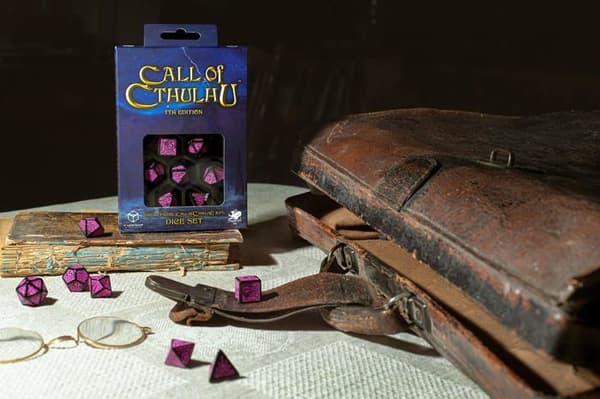 Q Workshop Set med 7 polyedriska tärningar Call of Cthulhu 7:e upplagan — Svart/Magentaröd