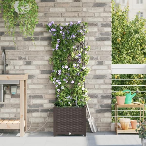 Blomlådor med bevattningssystem i brunt vatten