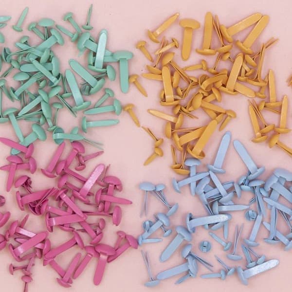 Färgglada brads Craftelier - 50-pack (8 mm, 6,5 mm, 4,5 mm)