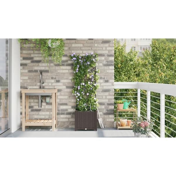 Blomlådor med bevattningssystem i brunt vatten