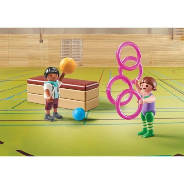 Två barn med gymnastikmaterial