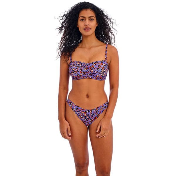Bikinitopp dam Freya Santiago nights