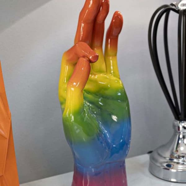 Statuett hand i polyresin Rainbow OK