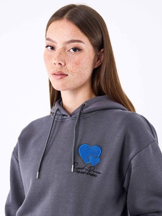 Huvtröja med broderi Cold hearts