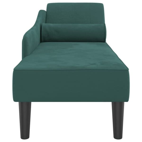 Soffa med mörkgrön sammetskuddar