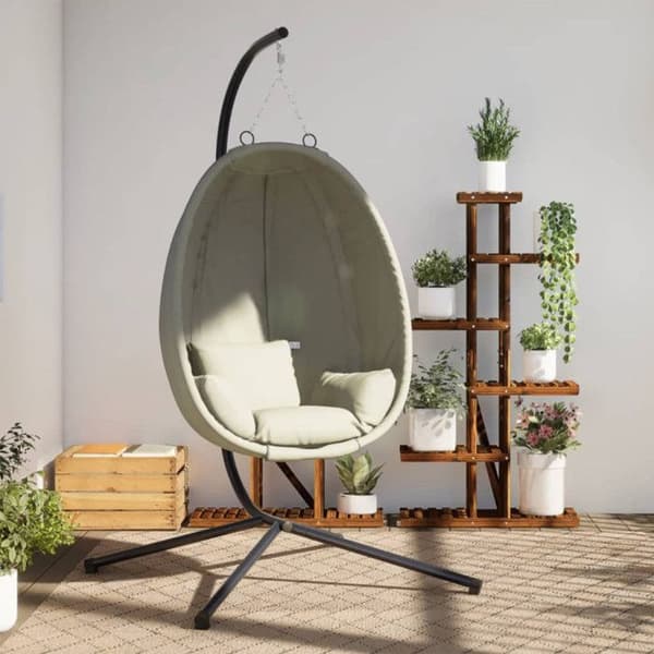 Hängstol i äggform med beige tyg och stålstöd