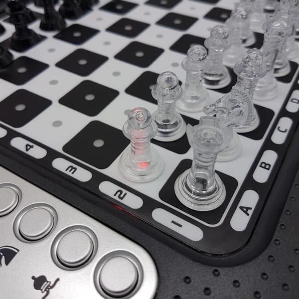 ChessMan FX magnetiskt och elektroniskt schackspel