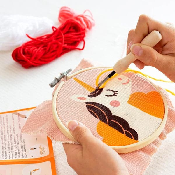 Kit för barn - "Punch Needle" - Enhörning - D 18 cm