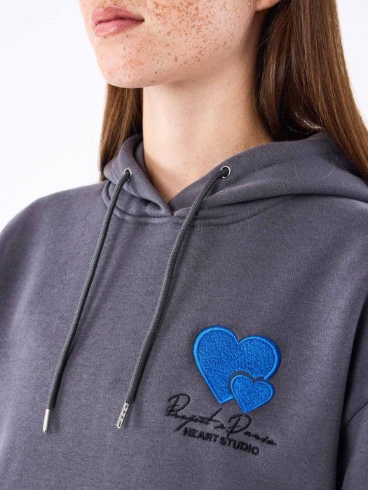 Huvtröja med broderi Cold hearts