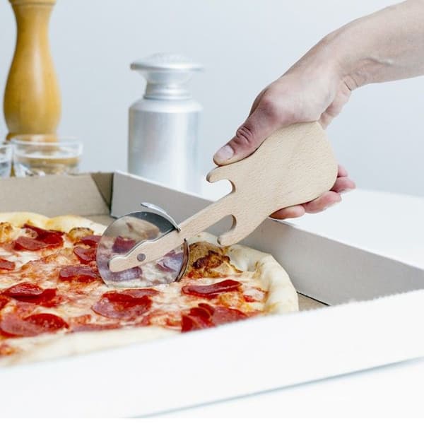 Pizza Roulette - Kikkerland - Gitarr - Bokträ - Rostfritt stål - Rolig design