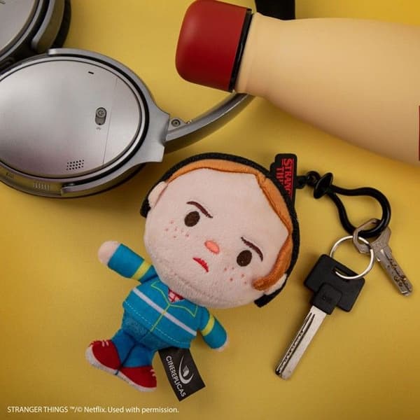 Cinereplicas - Stranger Things - Nyckelring i plysch Max Mayfield 12 cm