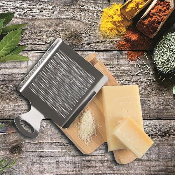 Parmesan rivjärn med dess universalbräda