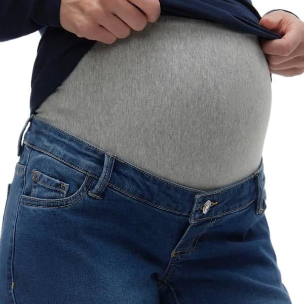 Jeanblå kvinna Vero Moda graviditetsbumpband