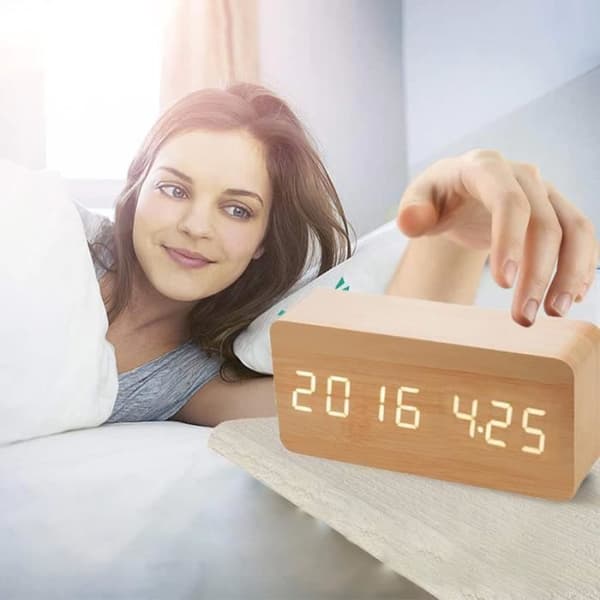 Digital väckarklocka - RETOO - LED-trämodell - LED-display - Temperatur & Datum - USB-laddning