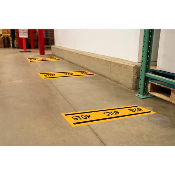 Klistret skylt - STOP - 1m längd - Gul/Svart - PVC - Skyltning